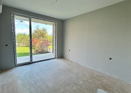 New apartment with a large lawn on the first line, available for purchase in installments. Photo 2