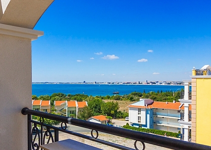 Двухкомнатная квартира с видом на море в Святом Власе с мебелью. Фото 1