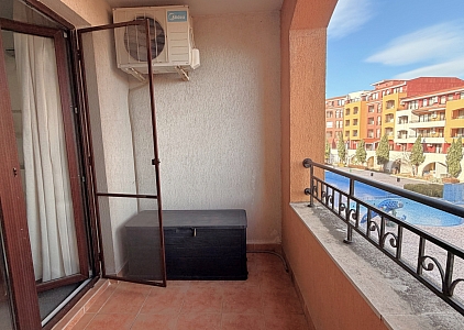 Large studio with pool view on the first line. Photo 3