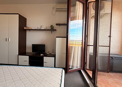 Large studio with pool view on the first line. Photo 8