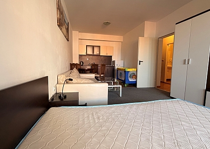 Large studio with pool view on the first line. Photo 9