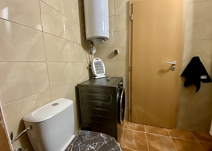 Geräumige Wohnung mit neuen Möbeln in einem Familienkomplex in der Gegend von Kosharitsa. Foto 48