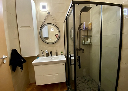 Geräumige Wohnung mit neuen Möbeln in einem Familienkomplex in der Gegend von Kosharitsa. Foto 49