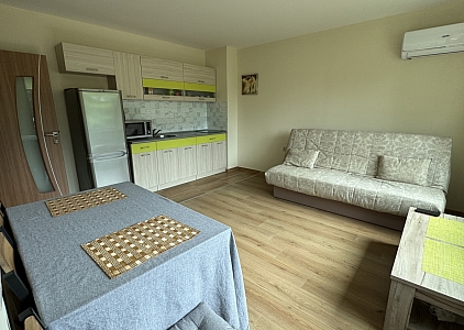 Eine geräumige Wohnung in einem Gebäude ohne Instandhaltungskosten im Zentrum. Foto 1