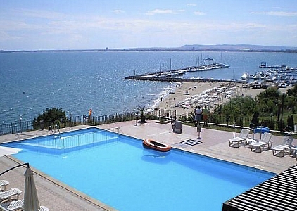 Отличный апартамент с двумя спальнями в Святом Власе на первой линии. Foto 1