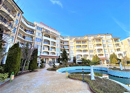 Двокімнатна квартира з видом на басейн у Равді. Фото 1