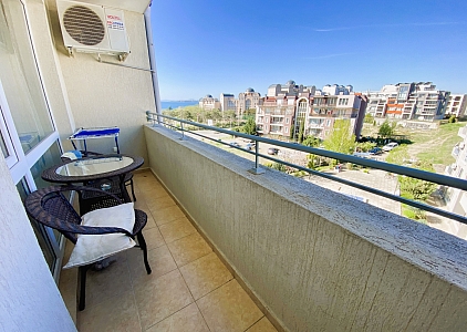 Велика двокімнатна квартира з видом на море. Фото 7