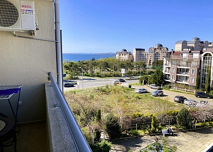 Велика двокімнатна квартира з видом на море. Фото 8