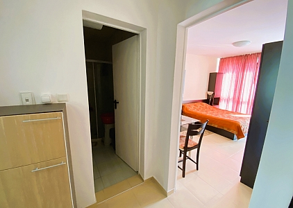 Простора двокімнатна квартира за 500 метрів від моря. Фото 17