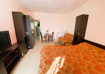 Простора двокімнатна квартира за 500 метрів від моря. Фото 21