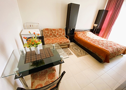 Простора двокімнатна квартира за 500 метрів від моря. Фото 19