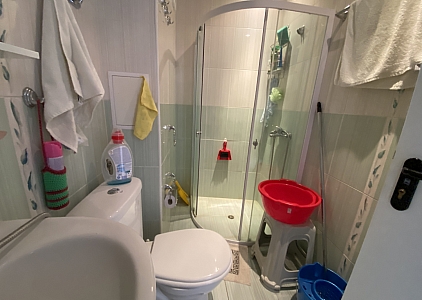 Простора двокімнатна квартира за 500 метрів від моря. Фото 23