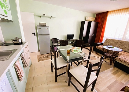 Простора двокімнатна квартира за 500 метрів від моря. Фото 13