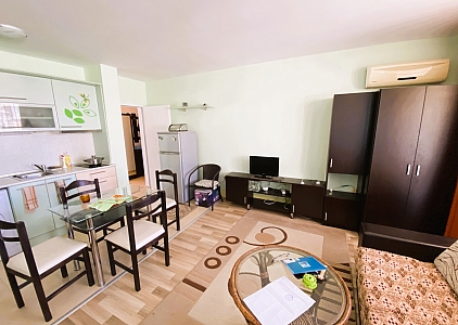 Простора двокімнатна квартира за 500 метрів від моря. Фото 15