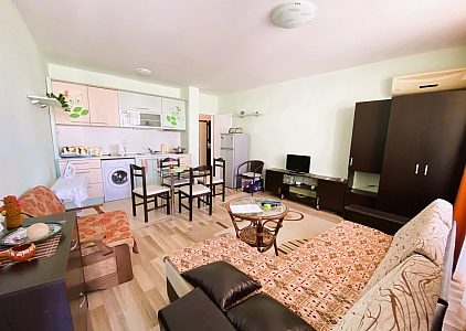 Простора двокімнатна квартира за 500 метрів від моря. Фото 14