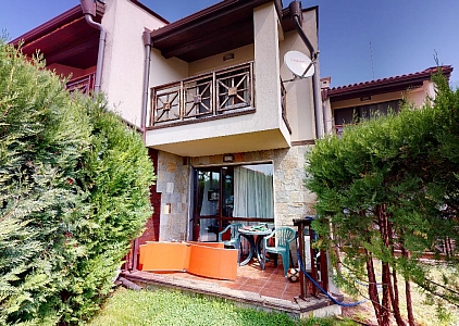 Двухэтажный таунхаус с двориком рядом с Солнечным Берегом. Фото 1