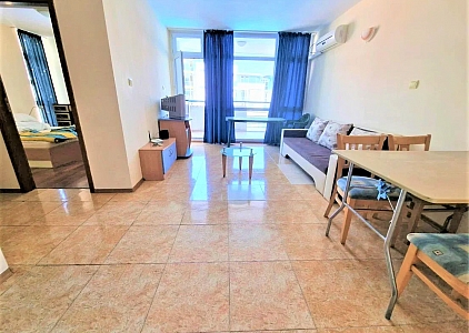 Spacious one-bedroom apartment in a beautiful complex. Photo 2
