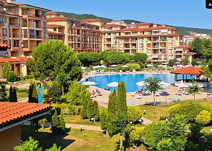 Apartment with pool view in a large complex. Photo 1