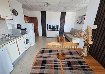 Pěkný třípokojový byt v komplexu s nízkým udržovacím poplatkem. Foto 1