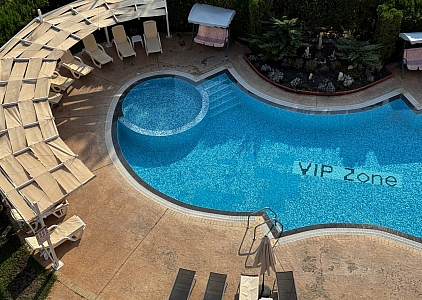 Prostorný apartmán s výhledem na bazén ve skvělém komplexu. Foto 15