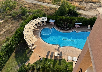 Prostorný apartmán s výhledem na bazén ve skvělém komplexu. Foto 16