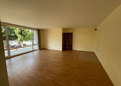 Große Wohnung mit zwei Schlafzimmern in einem Komplex in der ersten Reihe. Foto 2 Große Wohnung mit zwei Schlafzimmern in einem Komplex in der ersten Reihe. Foto 2