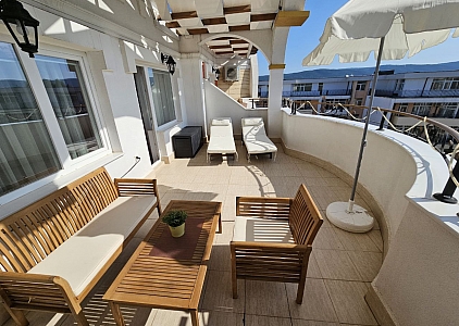 Wunderschönes Studio mit großer Terrasse in einer Luxusanlage. Foto 1