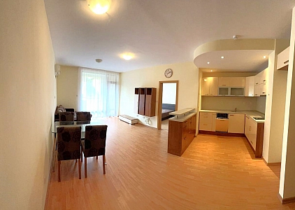 Große Wohnung mit seitlichem Meerblick in einem SPA-Komplex in erster Meereslinie. Foto 5