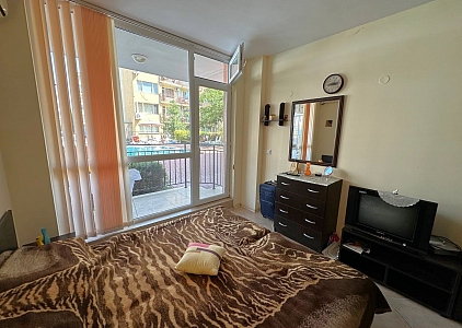 Студия с видом на бассейн в жилом комплексе. Фото 4