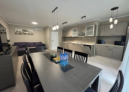 Trzypokojowy apartament z widokiem na morze w pierwszej linii zabudowy kompleksu Oasis. Zdjęcie 1