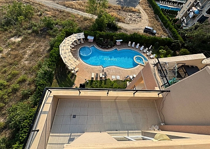 Prostorný apartmán s výhledem na bazén ve skvělém komplexu. Foto 27