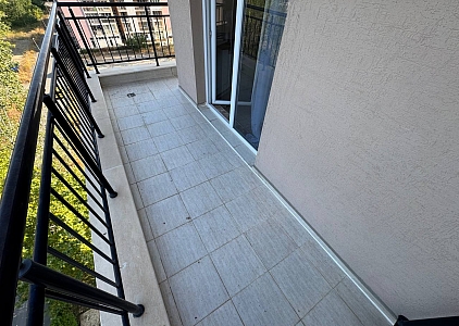 Prostorný apartmán s výhledem na bazén ve skvělém komplexu. Foto 31