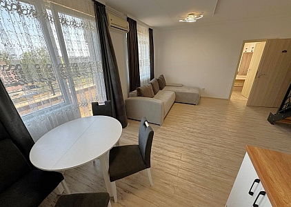 Prostorný apartmán s výhledem na bazén ve skvělém komplexu. Foto 8