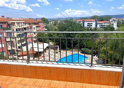 Spacious apartment with pool view. Photo 1