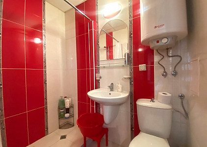 Two-room apartment 350 meters from the sea overlooking the pool. Photo 6