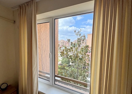Apartment with pool view in a large complex. Photo 16