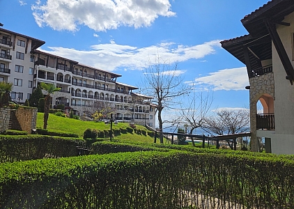 Apartment with sea view and lawn on the first line. Photo 1