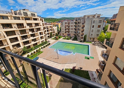 Apartment mit Poolblick in einer Wohnanlage. Foto 1