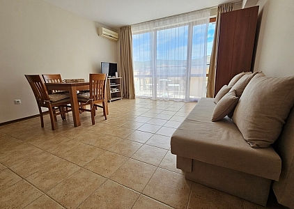 Apartment mit Poolblick in einer Wohnanlage. Foto 2