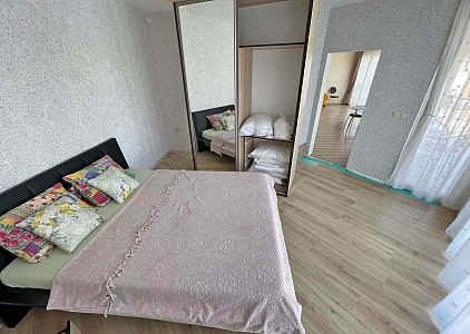 Große Wohnung mit neuen Möbeln in einer ausgezeichneten Anlage. Foto 11
