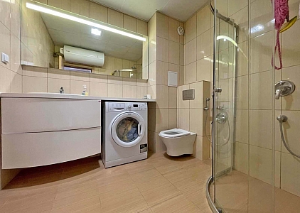 Große Wohnung mit neuen Möbeln in einer ausgezeichneten Anlage. Foto 9