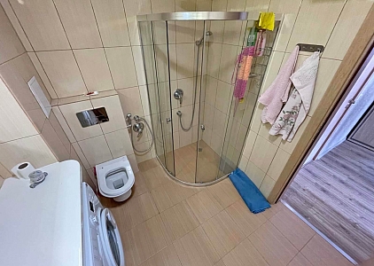 Große Wohnung mit neuen Möbeln in einer ausgezeichneten Anlage. Foto 13