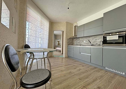 Große Wohnung mit neuen Möbeln in einer ausgezeichneten Anlage. Foto 1