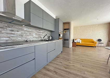 Große Wohnung mit neuen Möbeln in einer ausgezeichneten Anlage. Foto 5