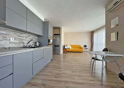 Große Wohnung mit neuen Möbeln in einer ausgezeichneten Anlage. Foto 6