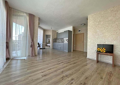 Große Wohnung mit neuen Möbeln in einer ausgezeichneten Anlage. Foto 7