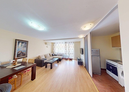 Große Dreizimmerwohnung in einer guten Anlage. Foto 1