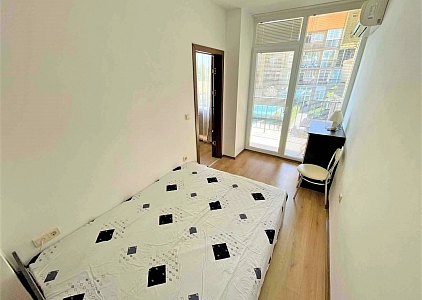 Przytulne studio z widokiem na basen. Zdjęcie 4