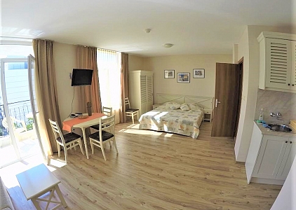 Большая студия с видом на бассейн в красивом комплексе. Фото 3