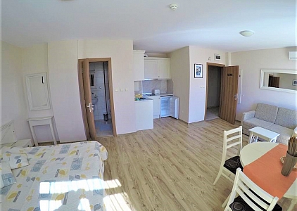 Большая студия с видом на бассейн в красивом комплексе. Фото 6